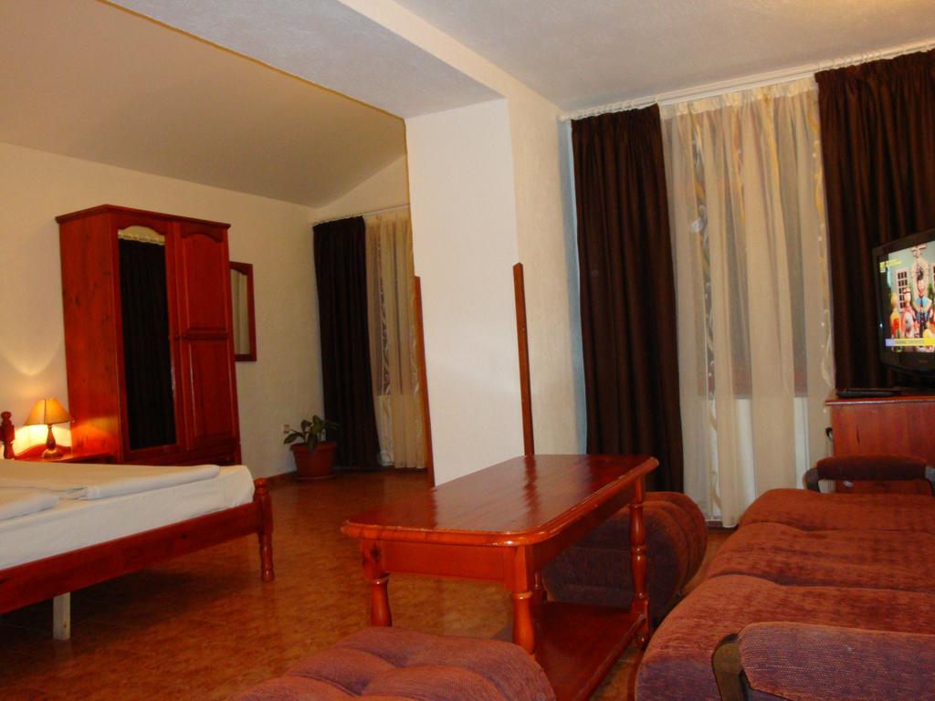 Family Hotel Diana Lyaskovo  Exterior photo